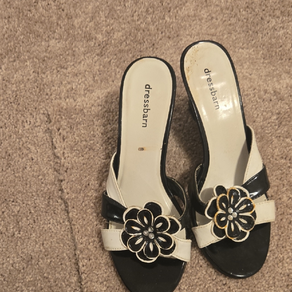 Dressbarn Black and Cream Floral Mules
